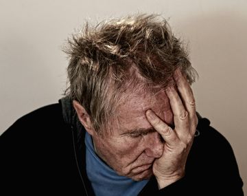 El truco casero definitivo de maquillaje para eliminar ojeras y bolsas rápidamente