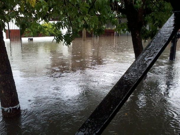 Por las fuertes lluvias, se registraron inundaciones en Capital y Provincia