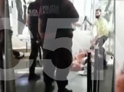 El momento en el que el agresor intentaba matar a Julieta Anton