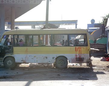 Sangrientas imágenes de un atentado suicida contra un micro lleno de pasajeros