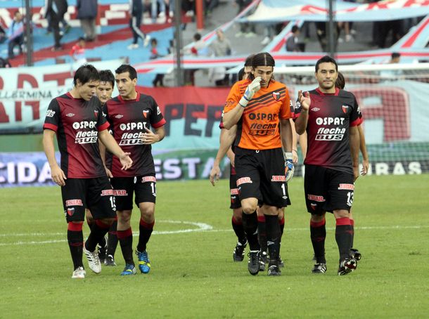 El líder Colón perdió ante Arsenal en Sarandí y no pudo escaparse arriba
