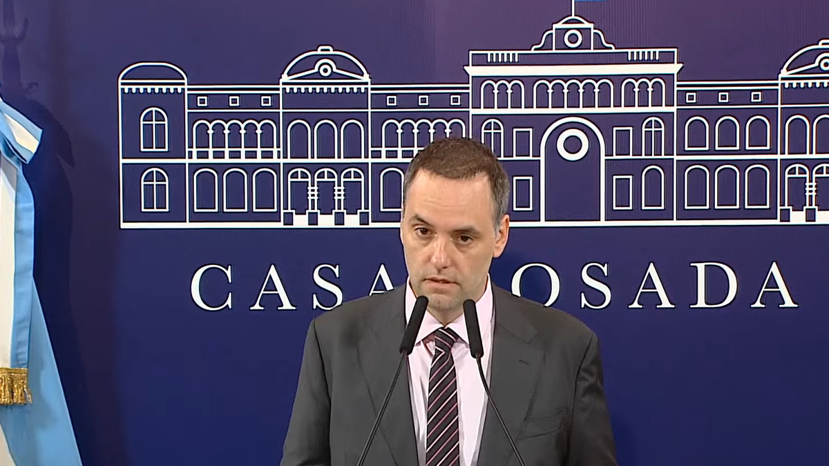 Manuel Adorni brinda una conferencia de prensa tras las medidas económicas  anunciadas por Luis Caputo