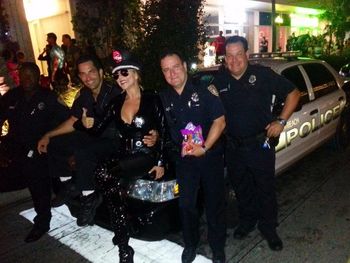 Mónica Ayos se vistió de una policía sexy en Halloween