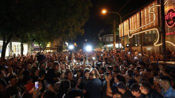 caotico arribo de milei a mar del plata: tras las protestas, camino entre empujones caotico arribo de milei a mar del plata: tras las protestas, camino entre empujones