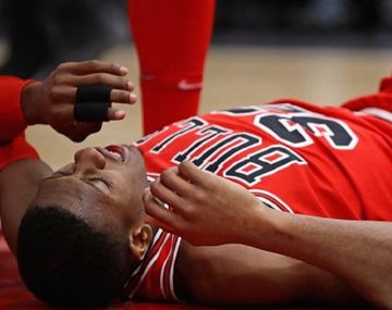 ¡Dejó la marca de los dientes en la cancha!: el terrible golpe de un jugador de NBA