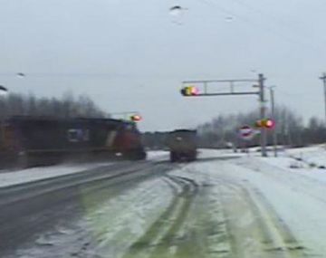 VIDEO: Terrible accidente entre un tren y un camión