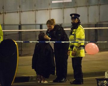 Una policía consuela a una pequeña víctima del atentado