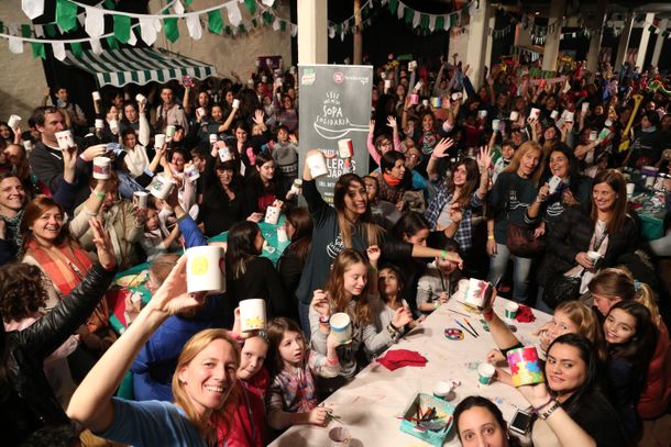 Una sopa solidaria juntó a más de 1500 personas en Palermo
