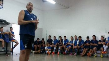 jonas gutierrez le dio una charla a los juveniles de velez jonas gutierrez le dio una charla a los juveniles de velez
