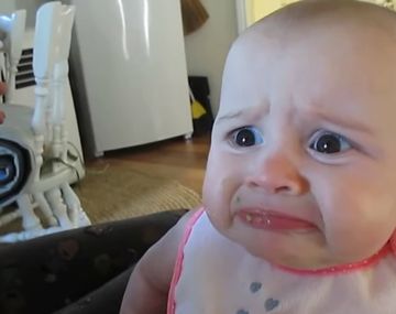 La reacción de una bebé que prueba palta