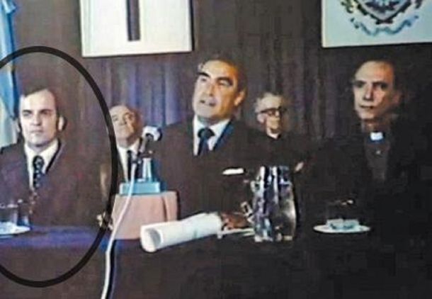 Piñón le dio el doctorado a Massera en la Universidad del Salvador. Año 1977.