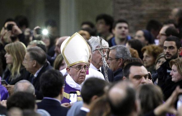 El Sumo Pontífice tuiteó en el aniversario de su papado: Recen por mí