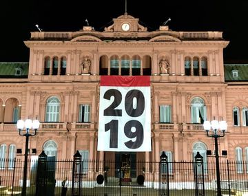 Colgaron una bandera que dice 2019 en la Casa Rosada