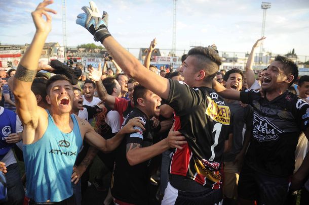 Chacarita empató con Argentinos y vuelve a Primera tras siete años