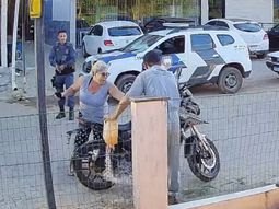 brasil: prendio fuego su moto por enojarse en un control y dejo a su madre en estado critico