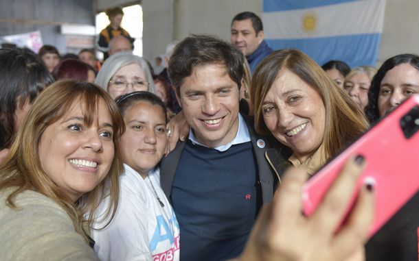 En busca de la reelección, Axel Kicillof recorre la provincia con mateadas  y actos