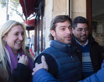 Aldana Ahumada y Federico Salvai durante el timbreo en Merlo.