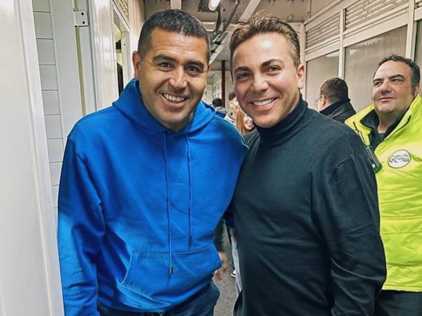 Cristian Castro con Juan Román Riquelme en La Bombonera.&nbsp;