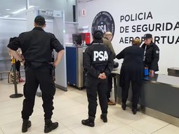 un pasajero intento subir a un avion con un arma cargada dentro de su mochila un pasajero intento subir a un avion con un arma cargada dentro de su mochila