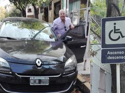 El hombre se rió de las protestas y dejó su auto frente a la rampa para discapacitados