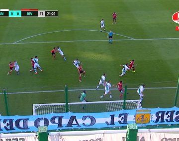 La polémica en Banfield-River: ¿había penal para el Millonario?