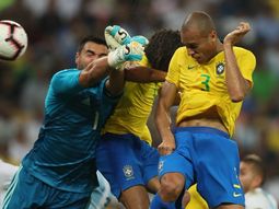 Miranda conectó el cabezazo con el que Brasil le ganó a la Argentina