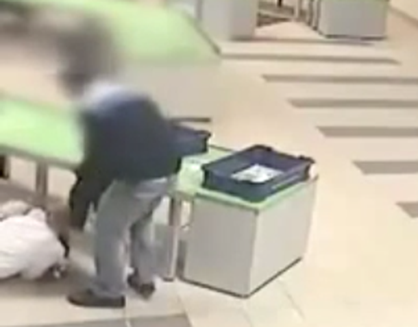 VIDEO: Como Goyco en el 90: Un seguridad atajó a un bebé