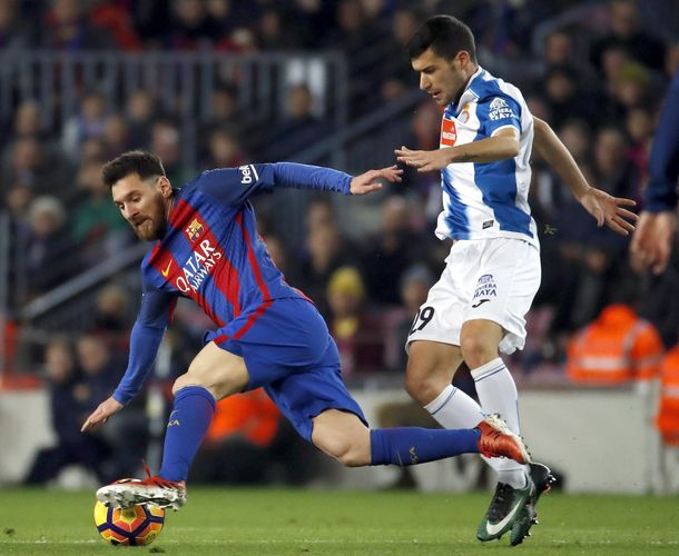 La Pulga volvió al color oscuro en su cabellera