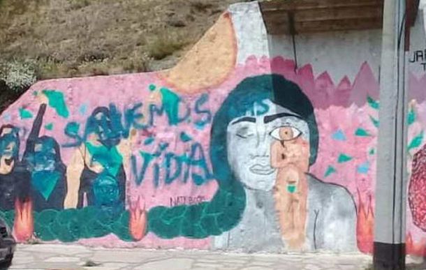 Salvemos las dos vidas: la consigna con la que vandalizaron un mural contra los femicidios