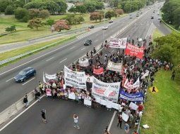 trabajadores de fate advierten por posible corte en panamericana y acampan frente a la fabrica trabajadores de fate advierten por posible corte en panamericana y acampan frente a la fabrica