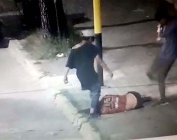 Pergamino: dos adolescentes atacaron a golpes y piedrazos a un malabarista callejero