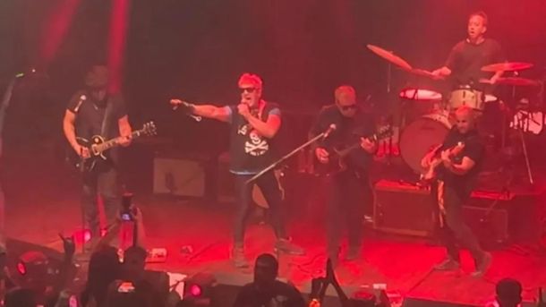 Sorpresa en el Teatro Flores: Pity Álvarez reapareció en vivo junto a Autos Robados