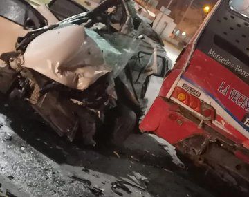 Dos jóvenes murieron en el acto tras embestir a un colectivo