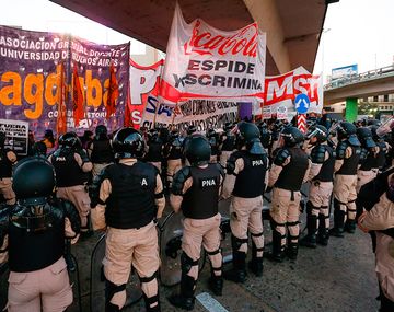 Puente Pueyrredón: Prefectura tiró gas pimienta y balas de goma contra los manifestantes