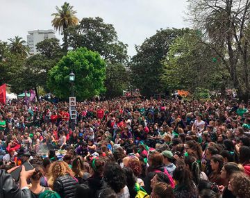 Marea verde y violeta: unas 200 mil mujeres coparon La Plata en un encuentro histórico