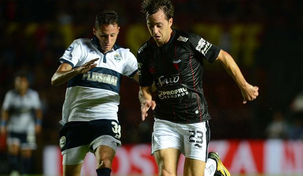 Colón le ganó a Gimnasia en un partido con polémica