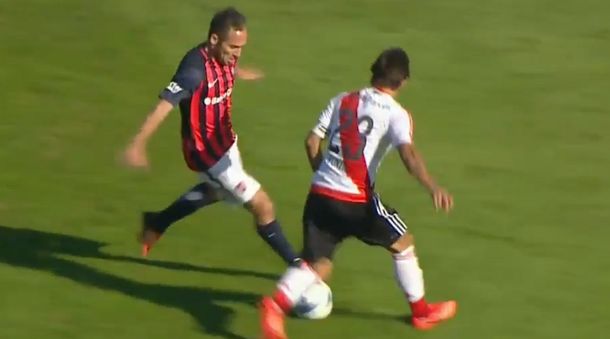 El volante hizo de las suyas antes del gol del Ciclón
