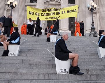 Activistas de Greenpeace se manifestaron en el Congreso contra la Ley de Glaciares