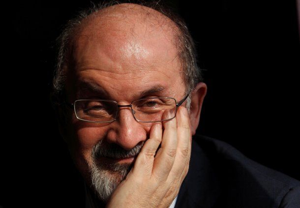 Tras el atentado, se dispararon las ventas de los libros de Salman Rushdie