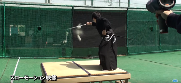 Un samurai corta a la mitad una pelota de béisbol a 160km