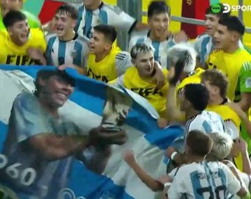 Diego eterno: la Sub-17 festejó el pase a cuartos recordando a Maradona