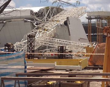 Derrumbe en un estadio mundialista: hay dos obreros muertos
