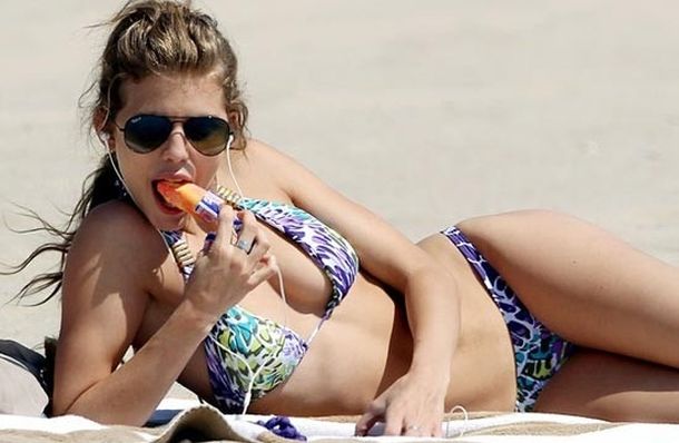 Una actriz lucha contra el calor con técnica hot