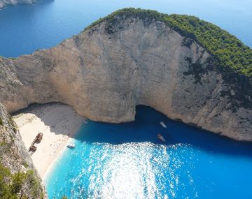 Impresionante: cayó un acantilado y 7 turistas quedaron heridos en una playa