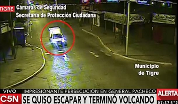 Impresionante persecución en Pacheco: se quiso escapar y terminó volcando