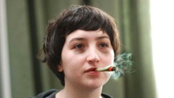 sofia le explico a fantino como armar un porro