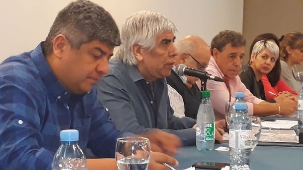 Hugo Moyano ratificó el pedido del 27% de aumento y no descartó un paro