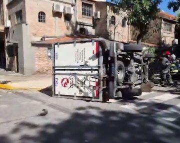 Impresionante choque y vuelco de un camión dejó 2 heridos en Saavedra