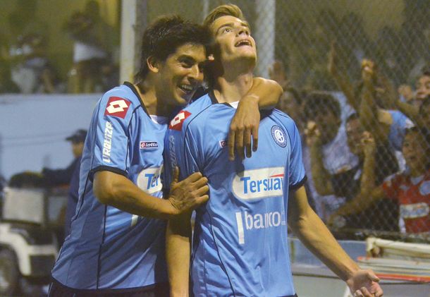 Belgrano goleó a Quilmes y le da algo de aire a Independiente