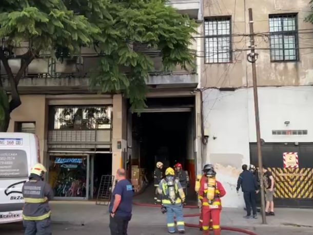 La insólita causa que habría provocado el incendio en una histórica fábrica de bicicletas en Barracas